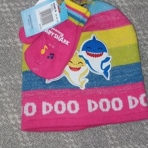KOHL'S set of hat & mittens
